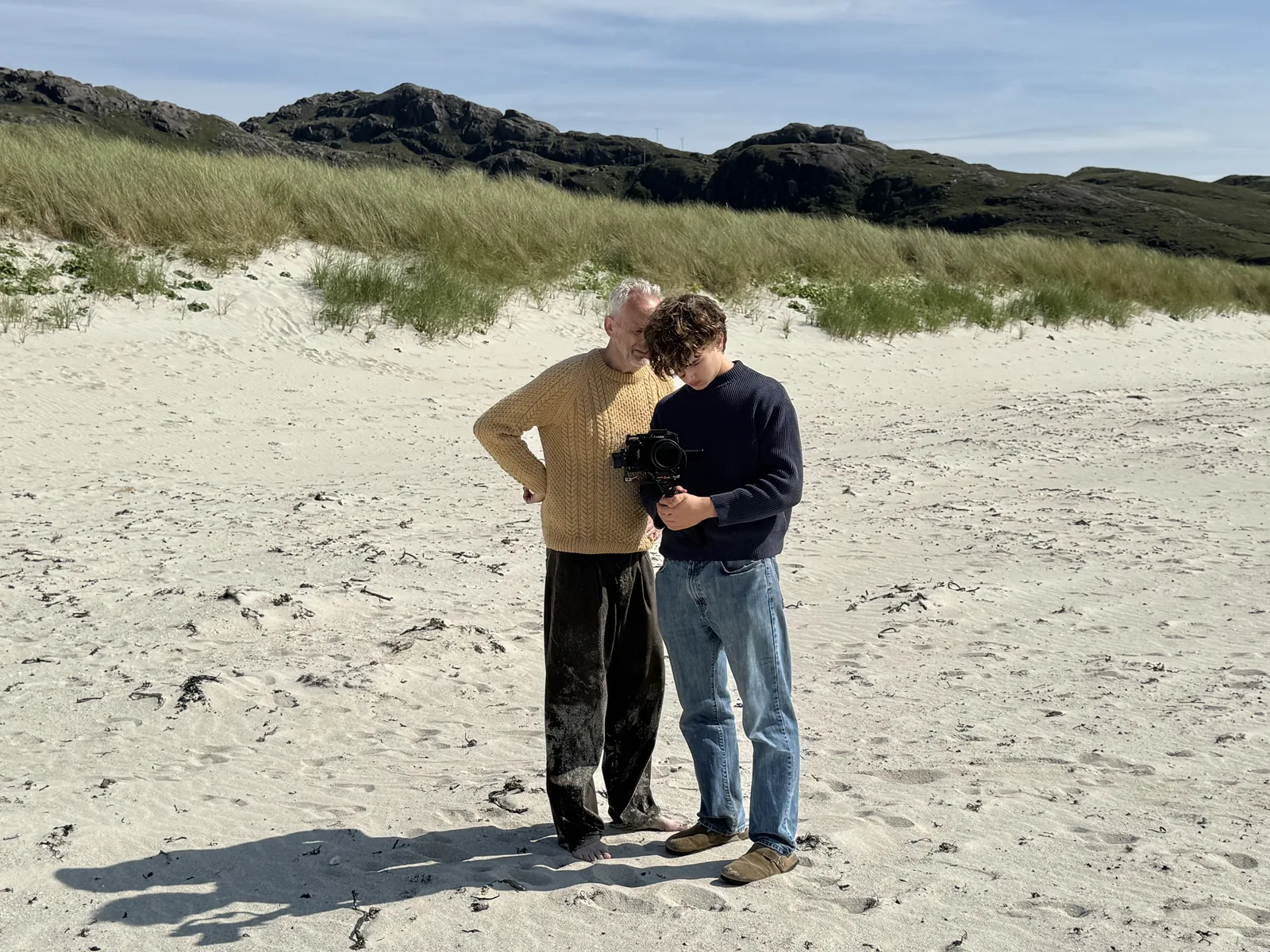 Am Strand: Luis zeigt Stephen Corrall eine Aufnahme auf dem Kameramonitor