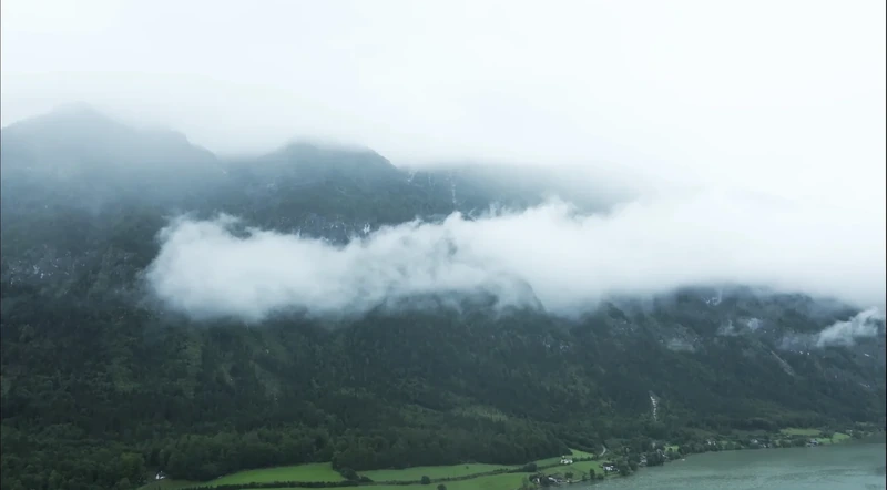 Standbild aus „The South“: Wolken über einem Alpental