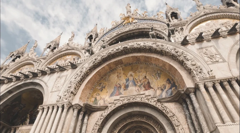 Standbild aus „The South“: die Fassade des Markusdoms in Venedig