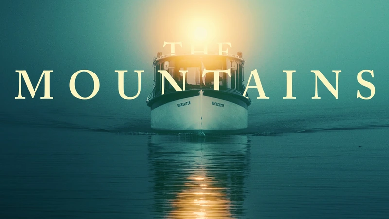 Titelbild „The Mountains“: Boot auf einem See im Gegenlicht der aufgehenden Sonne
