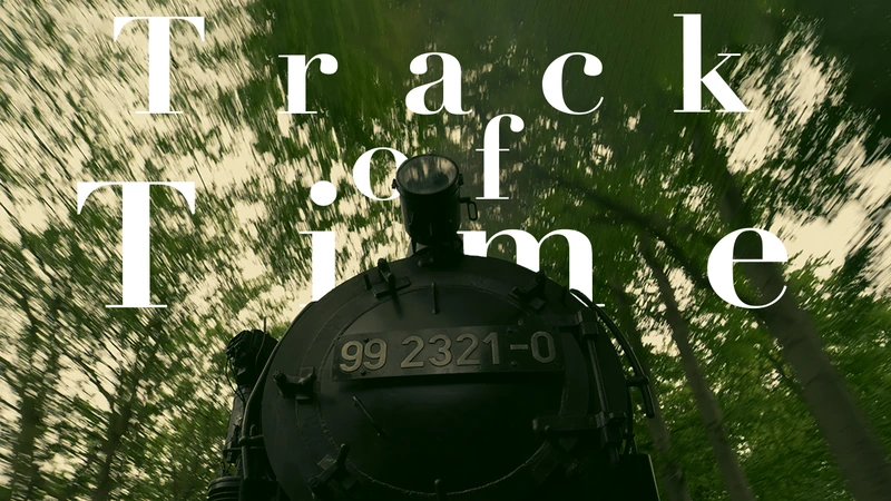 Titelbild „Track of Time“: Dampflokomotive zwischen Bäumen