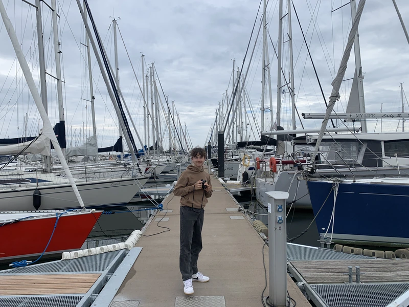Luis auf einem Steg zwischen Segelbooten
