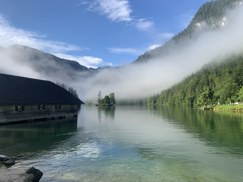 Morgennebel über einem Bergsee