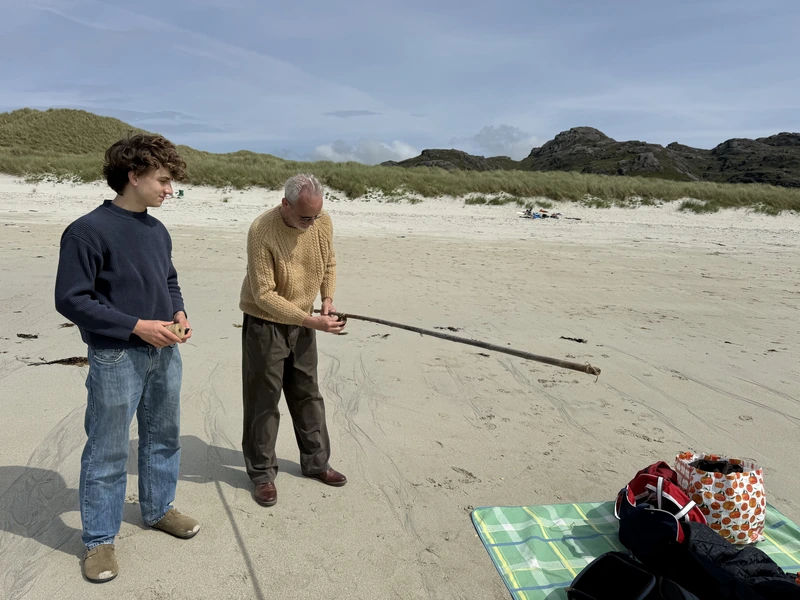 Luis und Stephen Corrall am Strand