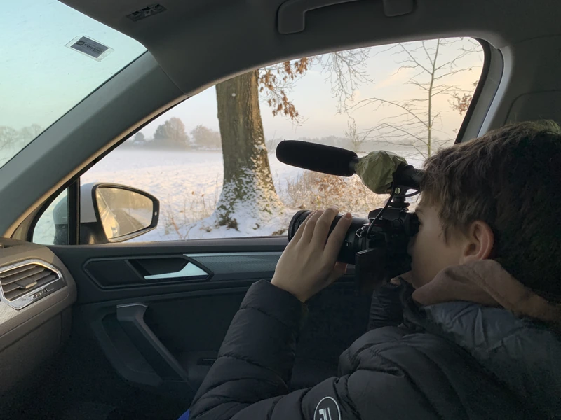Luis filmt aus dem Autofenster eine verschneite Landschaft
