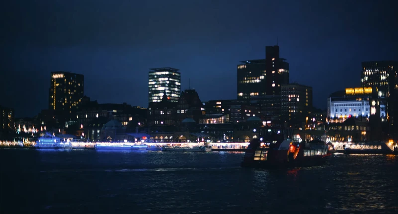 Standbild aus „Port of Hamburg“: die beleuchteten Landungsbrücken bei Nacht