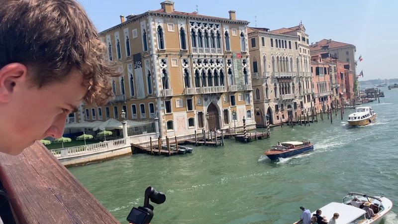Luis mit Gimbal an einer Brüstung über dem Canal Grande